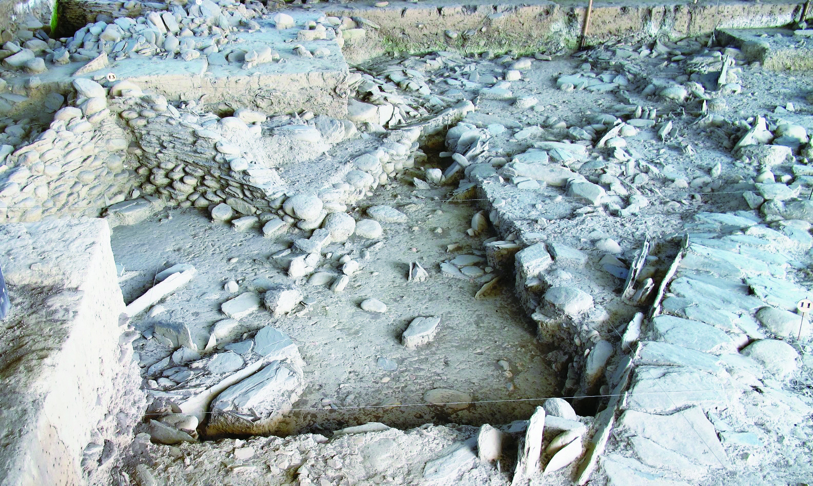 家屋結構與石板棺