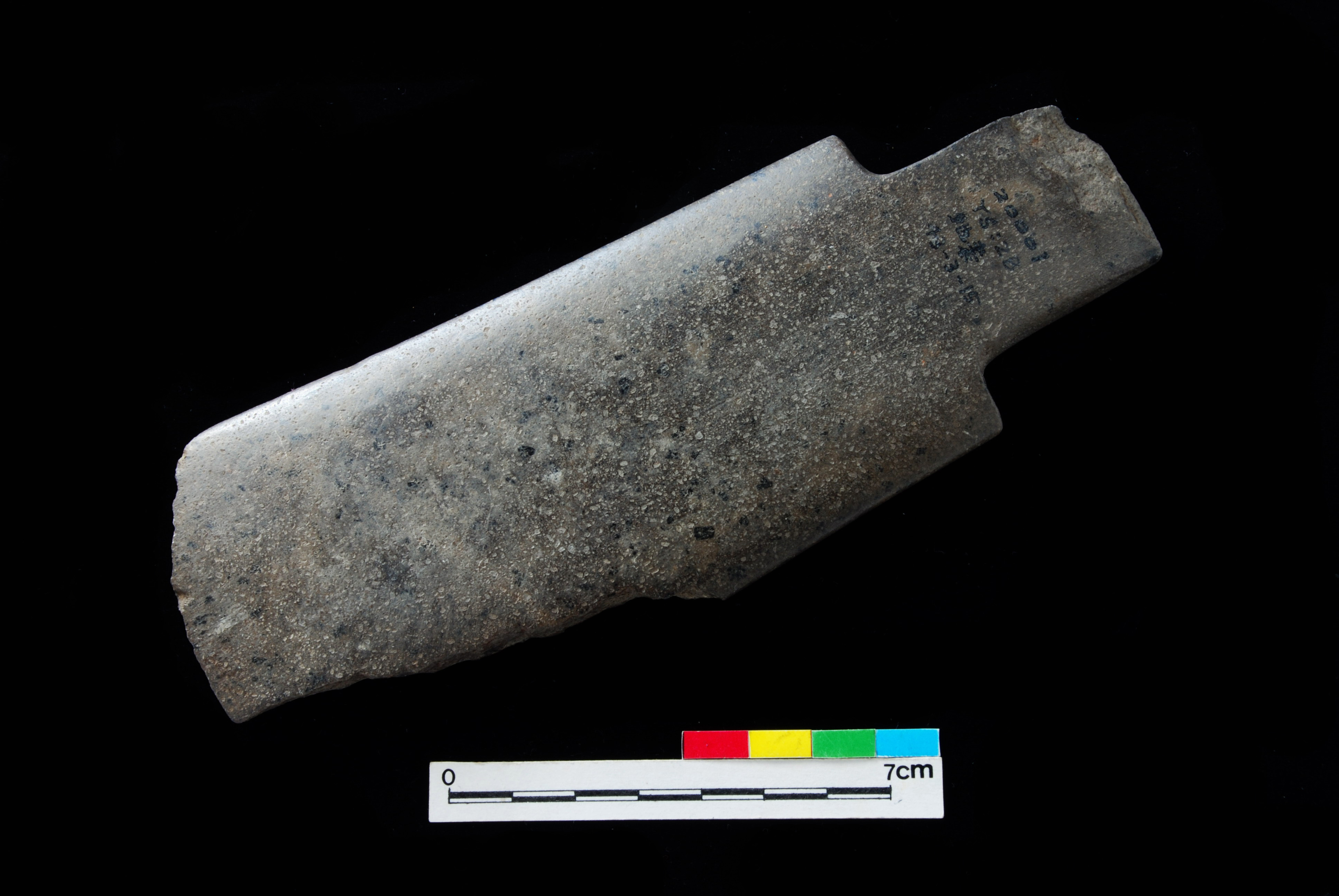 有肩石斧殘件-圖示